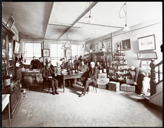 Skupina mužů popíjejících víno v obchodě s vínem a alkoholem G.L. Nicholas, Beaver Street 43, New York, 1895 (stříbrný želatinový tisk)